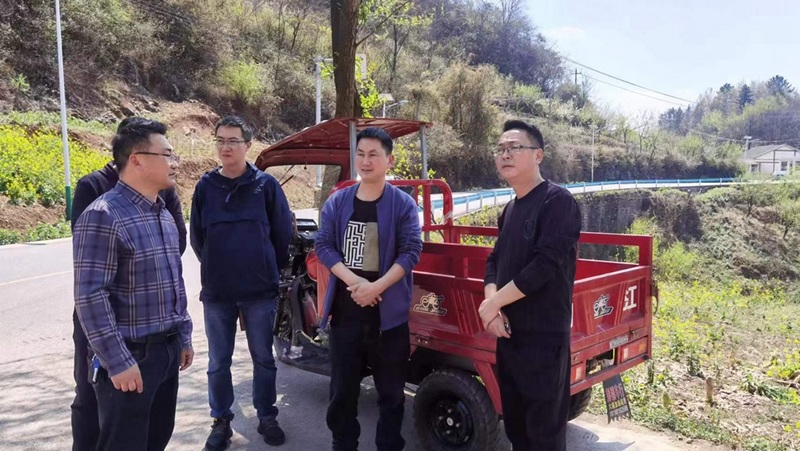 包村干部、村組干部與護(hù)林員在林區(qū)進(jìn)出口布置帳篷，設(shè)置“森林防火檢查卡點(diǎn)” 修文縣融媒體中心姜繼恒 攝.jpg