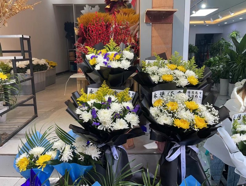(3)青龍山街道一鮮花店擺滿祭奠花束。.jpg