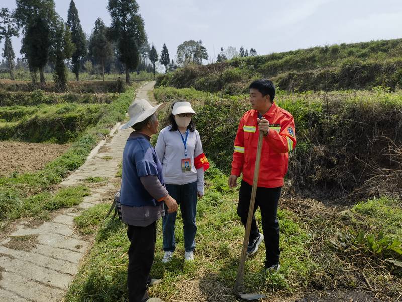 圖為：干部職工深入田間地頭宣傳教育.jpg