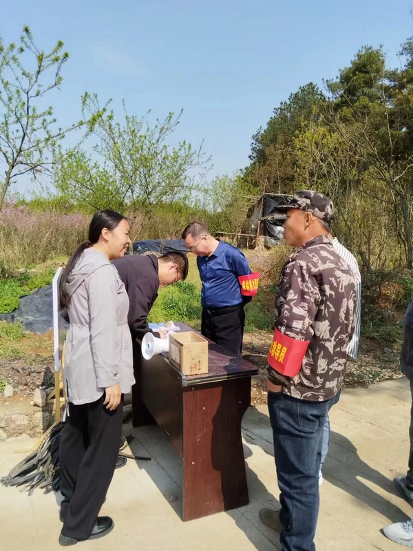 圖為：縣、鄉(xiāng)、村干部開展巡查.jpg