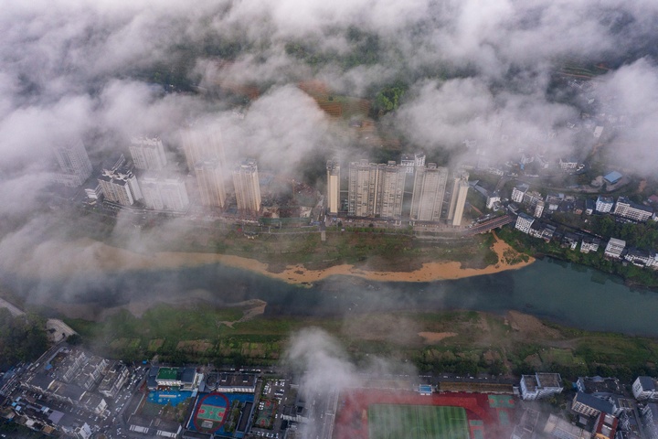 貴州省從江縣縣城云霧繚繞（無人機(jī)照片）。