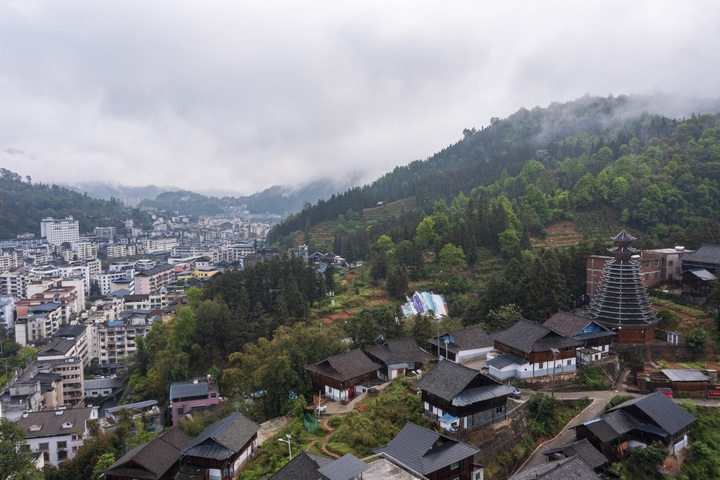 貴州省從江縣縣城云霧繚繞（無(wú)人機(jī)照片）。