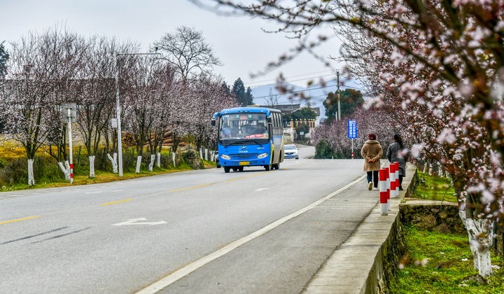 甕安境內(nèi)G354線猴場至高粱坪路段景色宜人。于文攝