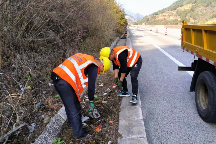 養(yǎng)護(hù)工人清理公路沿線垃圾。
