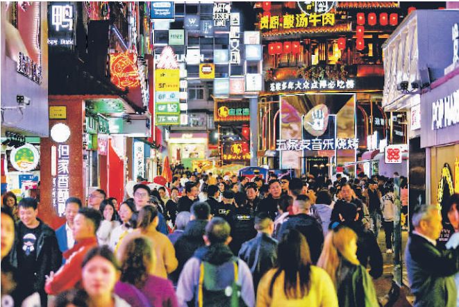 圖為4月8日晚，市民、游客在青云市集游玩。