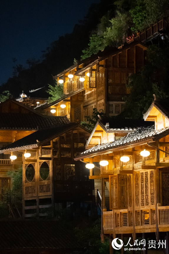 夜色下的峰林布依。人民網(wǎng)記者 涂敏攝