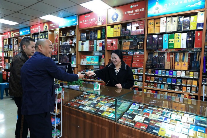 百里杜鵑管理區(qū)鵬程社區(qū)生意紅火的小店。