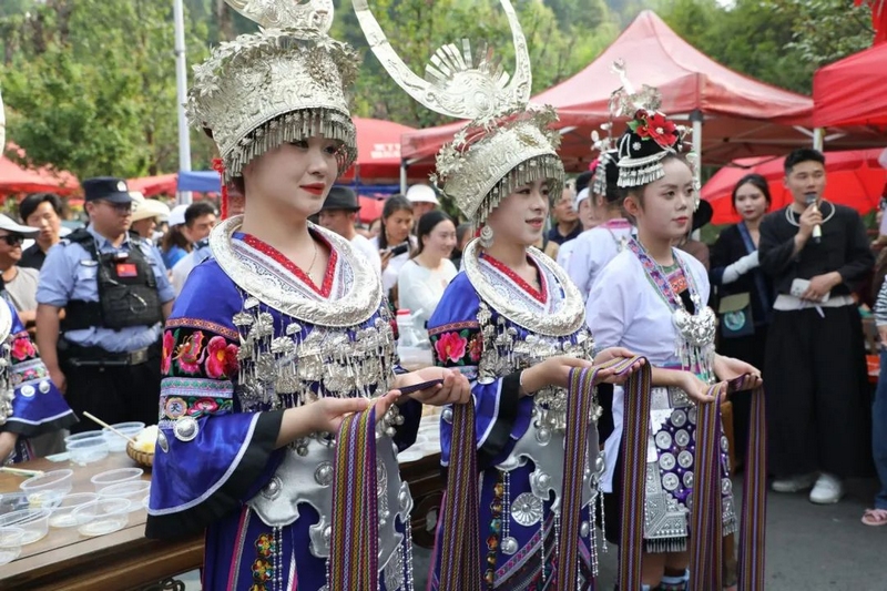 1、 苗家阿妹們熱情迎接遠(yuǎn)方客人。