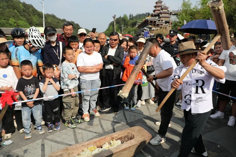 2、游客現(xiàn)場體驗打糍粑。