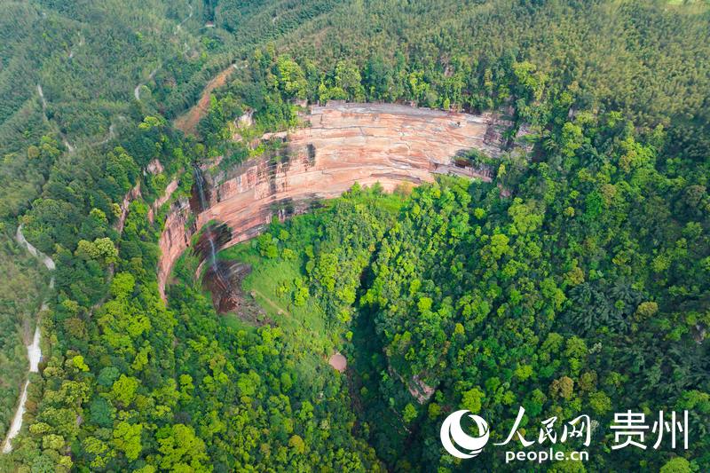 航拍赤水丹霞佛光巖景區(qū)。人民網(wǎng)記者 涂敏攝