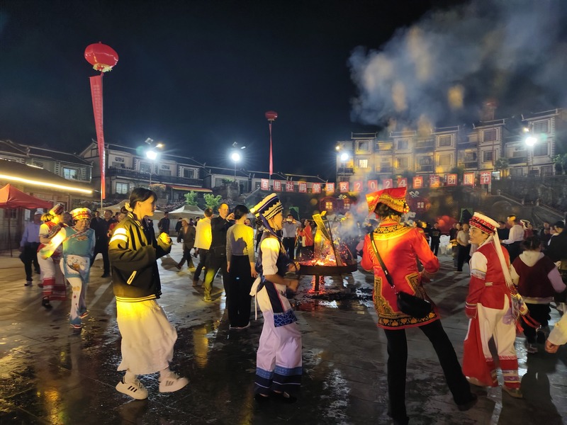 百里杜鵑管理區(qū)鵬程街道開展“天天篝火、夜夜狂歡”活動。