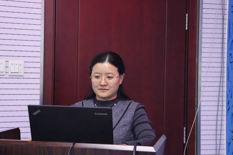 商崇菊參加學(xué)術(shù)活動(dòng)。