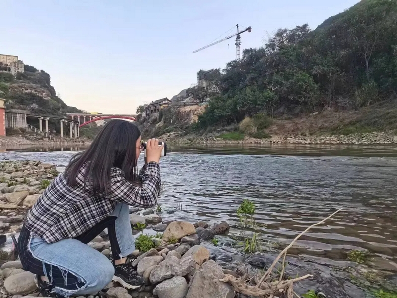 商崇菊調(diào)研河道斷面形態(tài)。