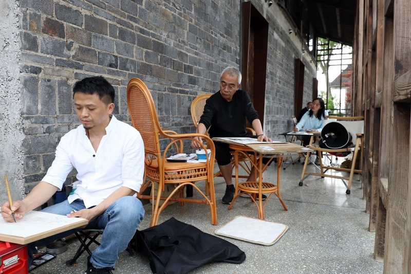 藝術(shù)家開展寫生創(chuàng)作。