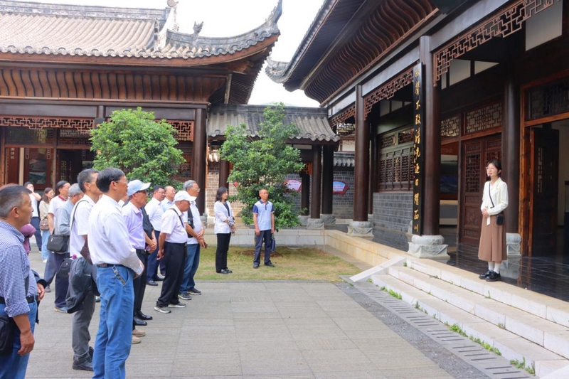 在織金縣平遠(yuǎn)古鎮(zhèn)丁公祠開展“微黨課”活動(dòng)。