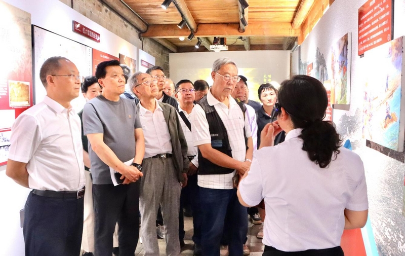 在黔西市大關(guān)鎮(zhèn)鹽號(hào)文化陳列館傾聽講解。