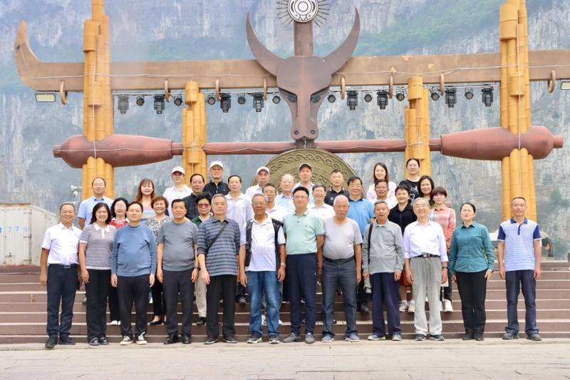 在黔西市新仁苗族鄉(xiāng)化屋村文化廣場(chǎng)合影。