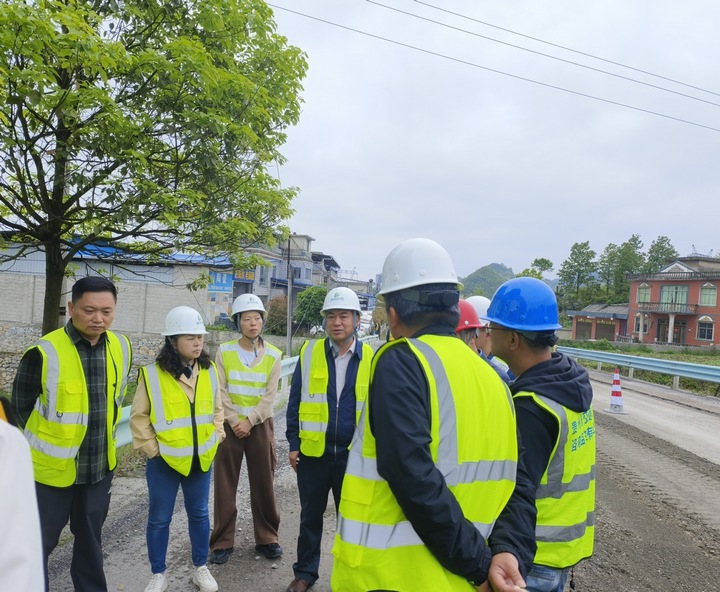 檢查G354線開陽啟鈐廣場至修文貴遵線交叉口公路路面改造工程施工現(xiàn)場。余雪攝