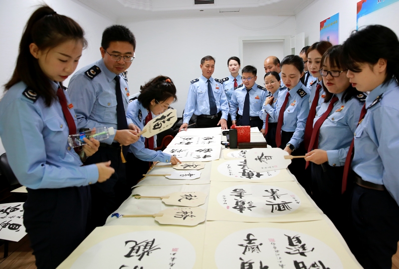黔東南州稅務(wù)局青年干部在第29個(gè)世界讀書(shū)日之際，開(kāi)展“讀書(shū)礪使命、書(shū)香潤(rùn)初心”主題讀書(shū)活動(dòng)。圖為青年干部開(kāi)展書(shū)法分享活動(dòng)。李德業(yè)攝