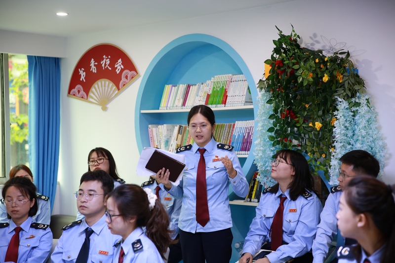 黔東南州稅務(wù)局青年干部在第29個世界讀書日之際，開展“讀書礪使命、書香潤初心”主題讀書活動。圖為青年干部分享讀一本好書。李德業(yè)攝