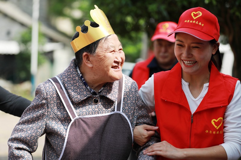 醫(yī)務(wù)人員和志愿者在貴州省黔西市林泉鎮(zhèn)敬老院為老人過(guò)集體生日。