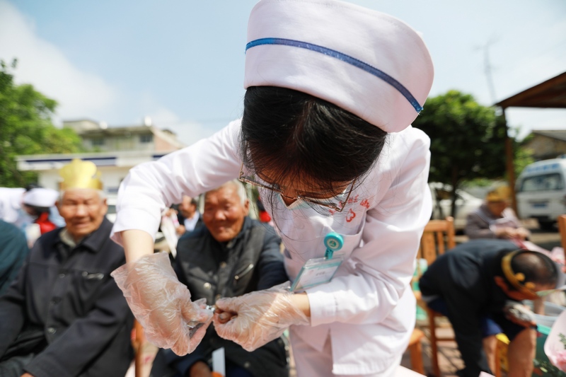 醫(yī)務(wù)人員和志愿者在貴州省黔西市林泉鎮(zhèn)敬老院為老人剪指甲。