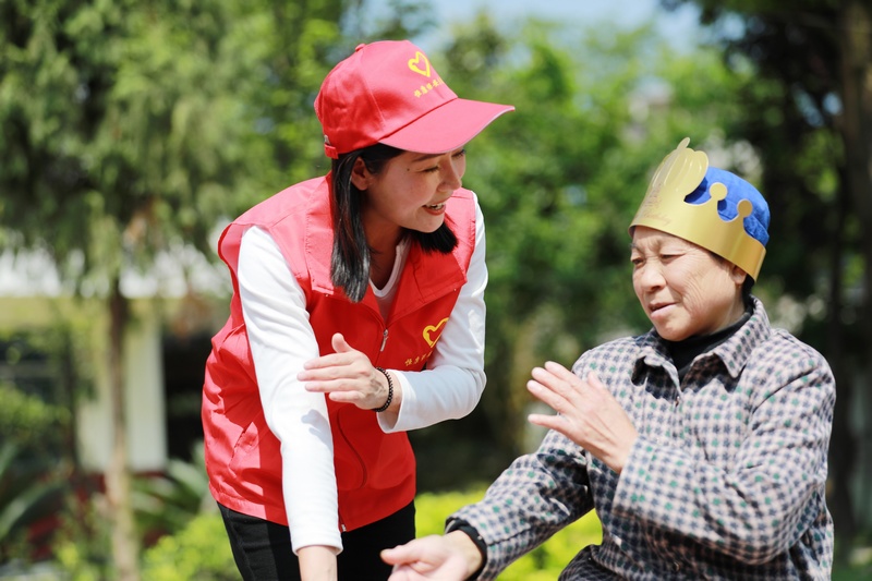 醫(yī)務(wù)人員和志愿者在貴州省黔西市林泉鎮(zhèn)敬老院為老人進行健康服務(wù)。