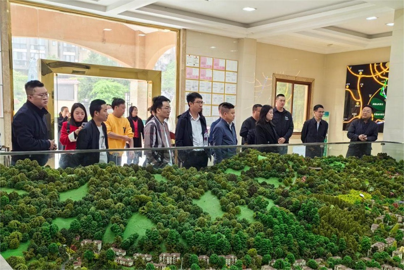 習(xí)水白酒企業(yè)和旅游地產(chǎn)互相實地考察