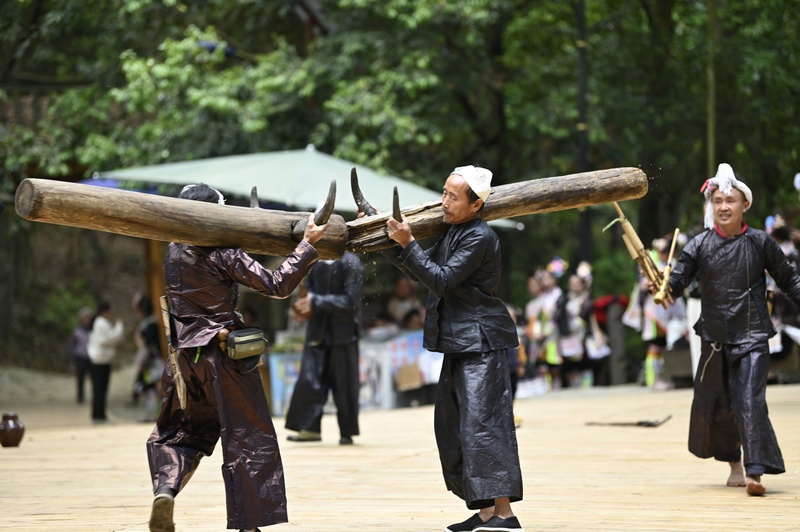 2024年5月1日，村民在貴州省從江縣丙妹鎮(zhèn)岜沙苗寨景區(qū)表演。