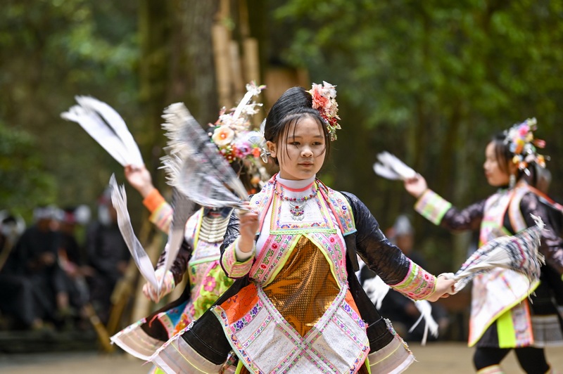 2024年5月1日，村民在貴州省從江縣丙妹鎮(zhèn)岜沙苗寨景區(qū)表演。