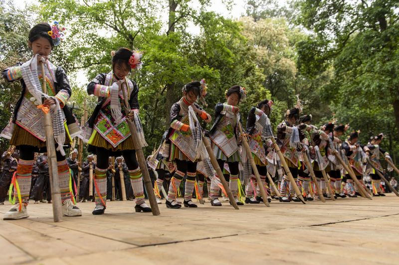 2024年5月1日，村民在貴州省從江縣丙妹鎮(zhèn)岜沙苗寨景區(qū)表演。