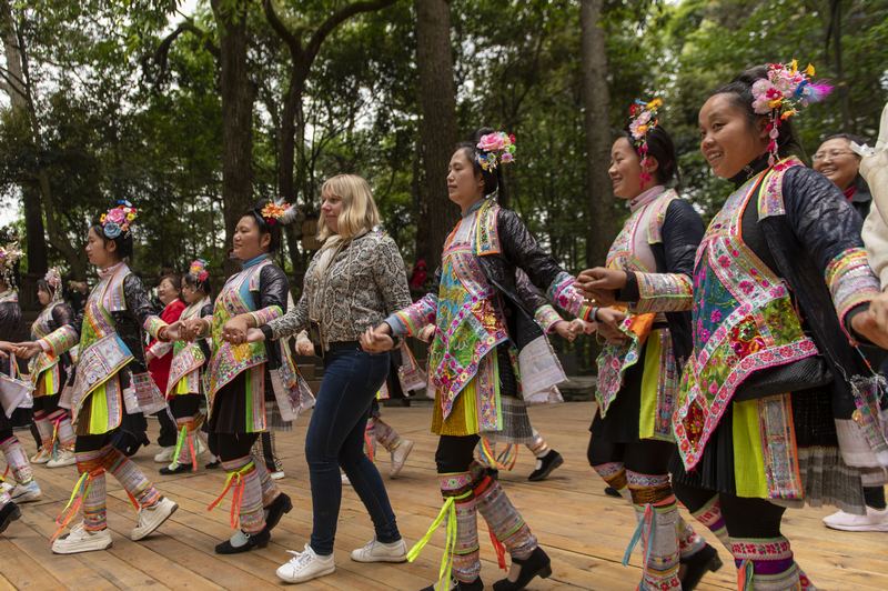 2024年5月1日，游客與村民在貴州省從江縣丙妹鎮(zhèn)岜沙苗寨景區(qū)一起跳蘆笙團(tuán)結(jié)舞。