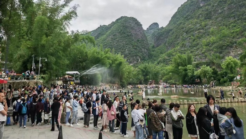 “五一”小長(zhǎng)假第一天羅甸縣大小井風(fēng)景名勝區(qū)游人如織.jpg