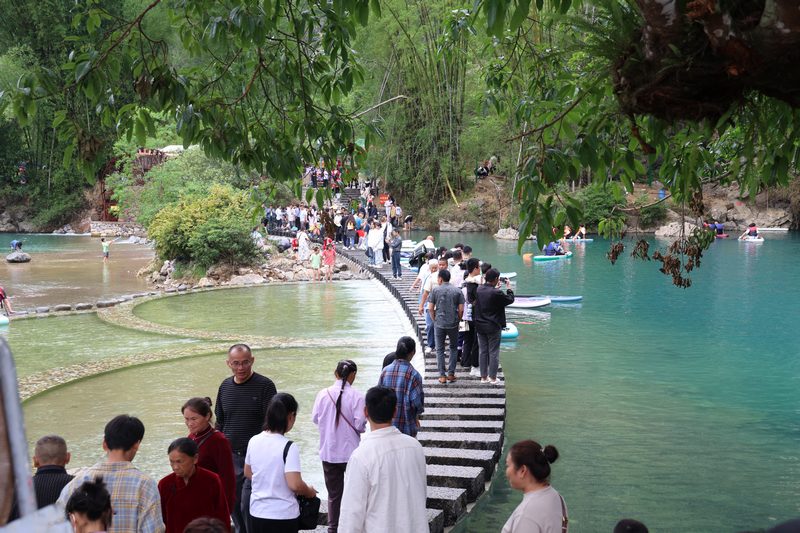 游客漫步于魚鱗汀步.jpg