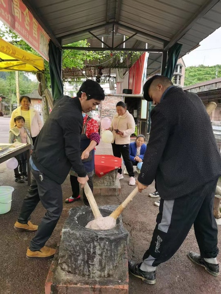2、游客們正在體驗(yàn)打糍粑。桐梓縣融媒體中心供圖.jpg