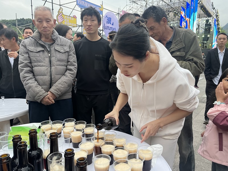 5、游客免費體驗新品醬香啤酒..JPG