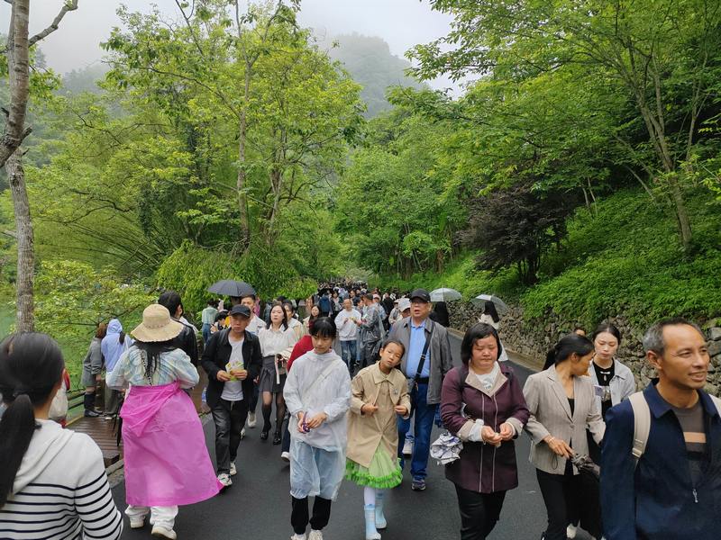 小七孔景點(diǎn)各個(gè)景點(diǎn)擠滿游客。