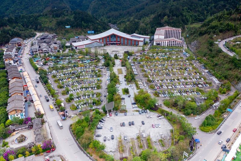 小七孔景區(qū)停車場停滿全國各地車輛。
