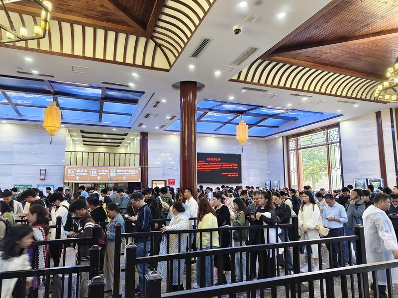 小七孔西門(mén)售票廳游客有序購(gòu)票。