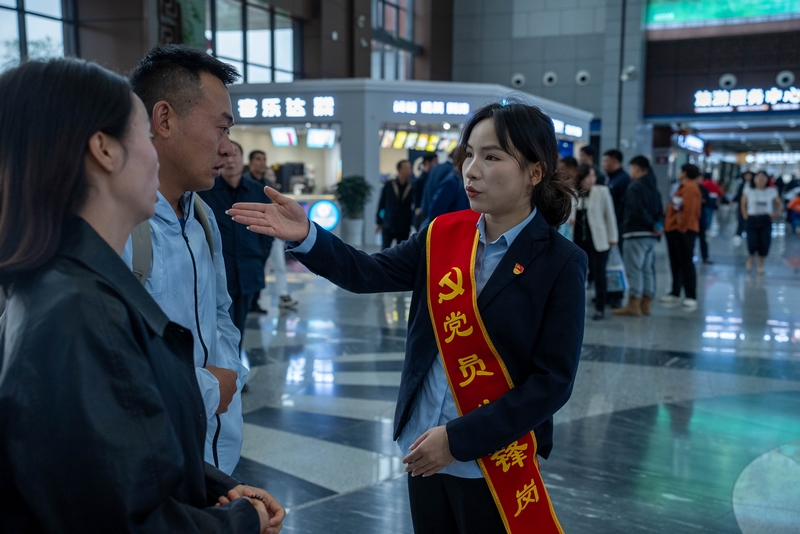工作人員耐心為游客解答疑惑。