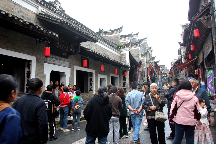 參觀黎平紅色景點的游客絡(luò)繹不絕。