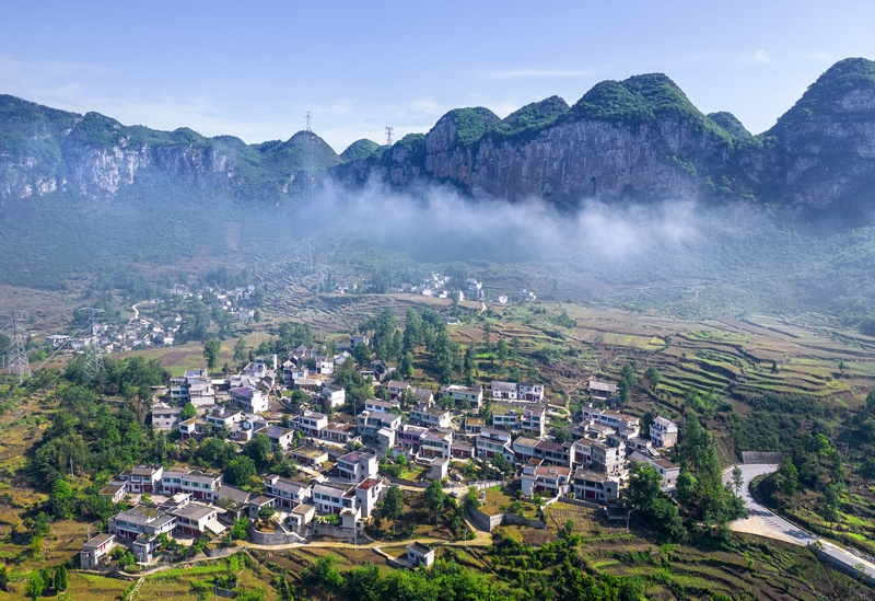 2024年5月5日，貴州省黔西市五里布依族苗族鄉(xiāng)中心村景色（無人機(jī)照片）。