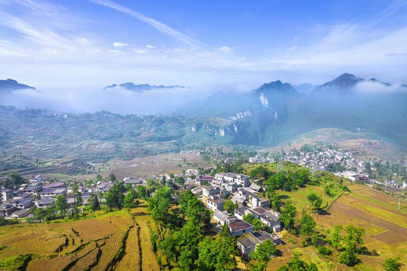 2024年5月5日，貴州省黔西市五里布依族苗族鄉(xiāng)中心村景色（無人機照片）。。
