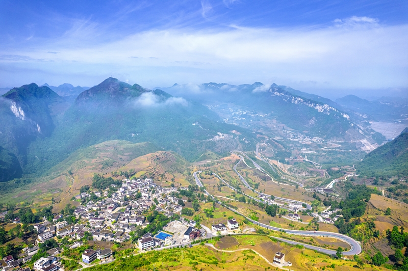 2024年5月5日，貴州省黔西市五里布依族苗族鄉(xiāng)中心村景色（無人機(jī)照片）。