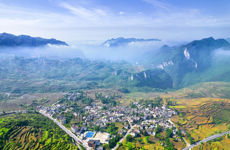 2024年5月5日，貴州省黔西市五里布依族苗族鄉(xiāng)中心村景色（無人機(jī)照片）。