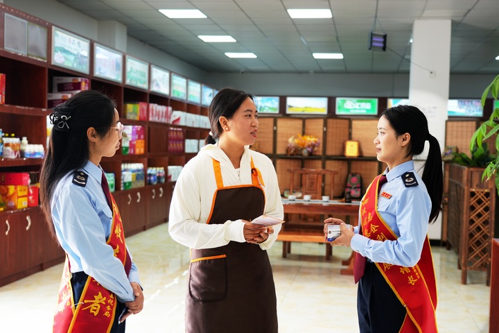 納雍縣稅務(wù)局青年稅務(wù)干部在貴州山地?cái)?shù)字牛文旅有限公司宣傳稅收政策并輔導(dǎo)企業(yè)進(jìn)行申報(bào)。趙念祖攝