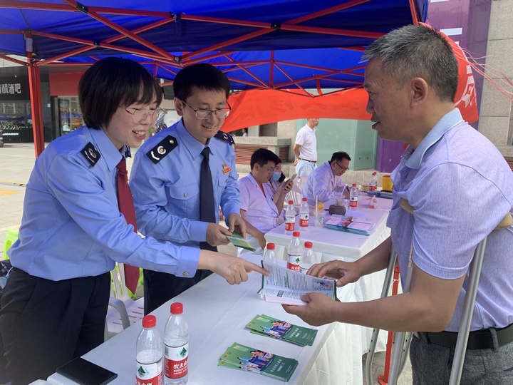 國(guó)家稅務(wù)總局貴州省稅務(wù)局非稅收入處青年黨員干部為殘疾人求職者宣傳助殘稅費(fèi)政策。羅麗麗攝