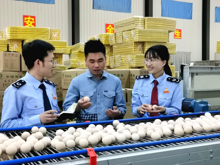 航”。圖為稅務(wù)人員在赫章縣海雀生態(tài)養(yǎng)殖有限公司進(jìn)行調(diào)研。童霖?cái)z