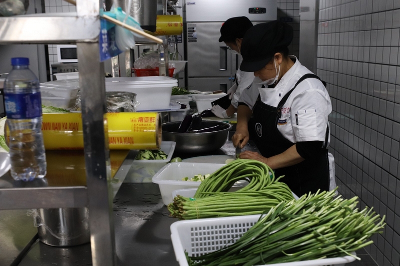 湖城社區(qū)養(yǎng)老服務(wù)站廚師正在準(zhǔn)備食材。劉麟 攝