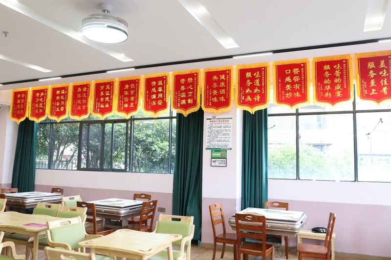 湖城社區(qū)老人為社區(qū)養(yǎng)老服務(wù)站送來(lái)的錦旗。劉麟 攝
